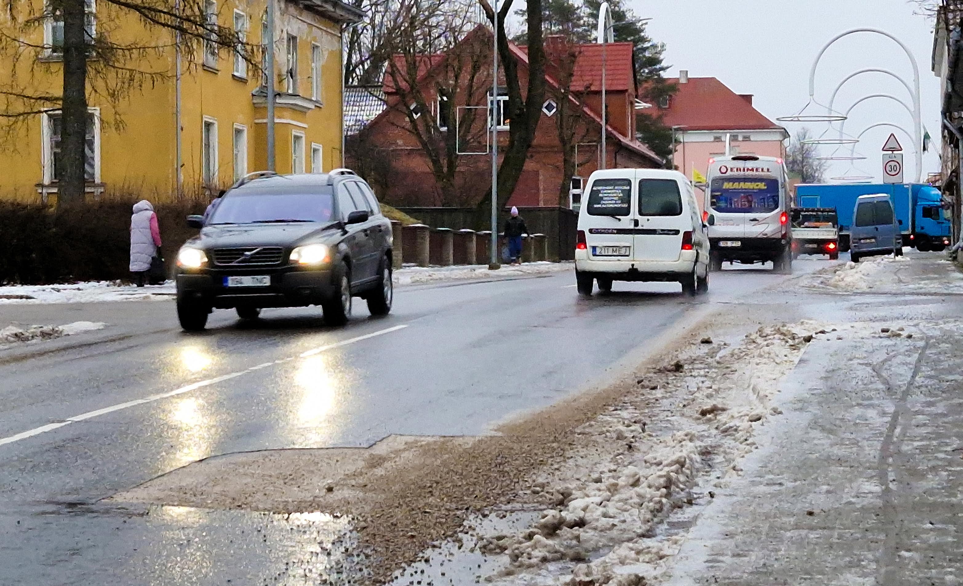Kuna jahedat aega on veel pikalt ees, siis on külma asfaldiseguga lähiajal plaanis parandada Jüri tänava veeavarii koht Karja ja Roosi tänava vahel. Kui kevad oleks lähemal, siis oodataks ära asfalditehase töö algus ning külma segu ei kasutataks. FOTO: Aigar Nagel